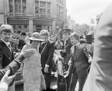 882662 Afbeelding van de aankomst van koningin Beatrix (en prins Claus) bij het Stadhuis (Stadhuisbrug 1) te Utrecht, ...